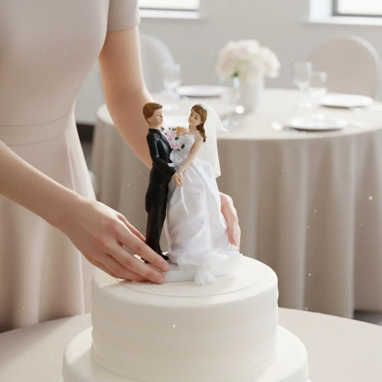 Elegant Wedding Decoration Resin Cake Topper Bride Groom Keepsake for Personalized Wedding Guest Gifts