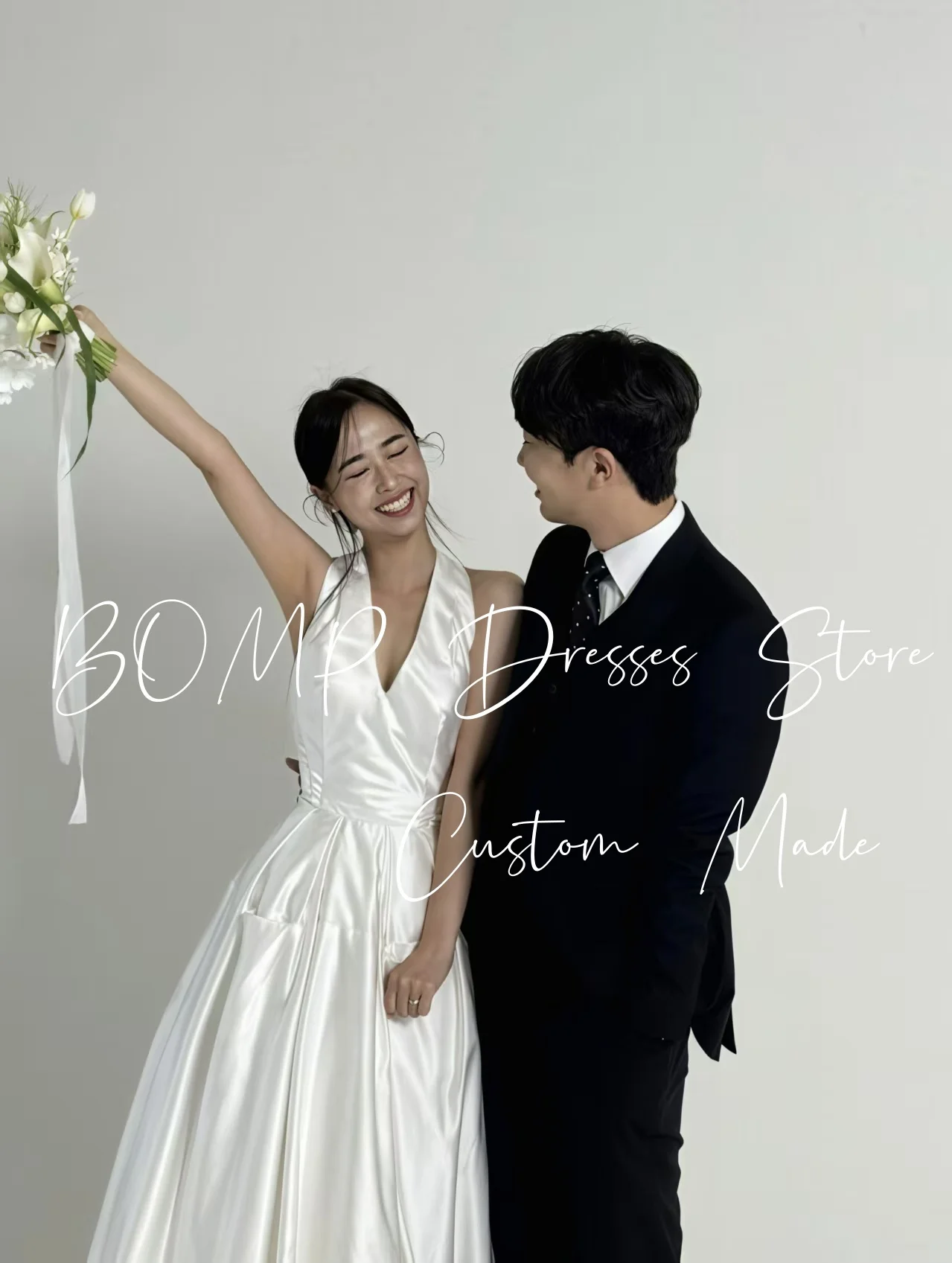 Elegancka suknia ślubna BOMP, dekolt typu halter, drapowana linia A, tren zamiatający, ecru tafta, Koreański sesja zdjęciowa, suknia na przyjęcie weselne, szyta na miarę.