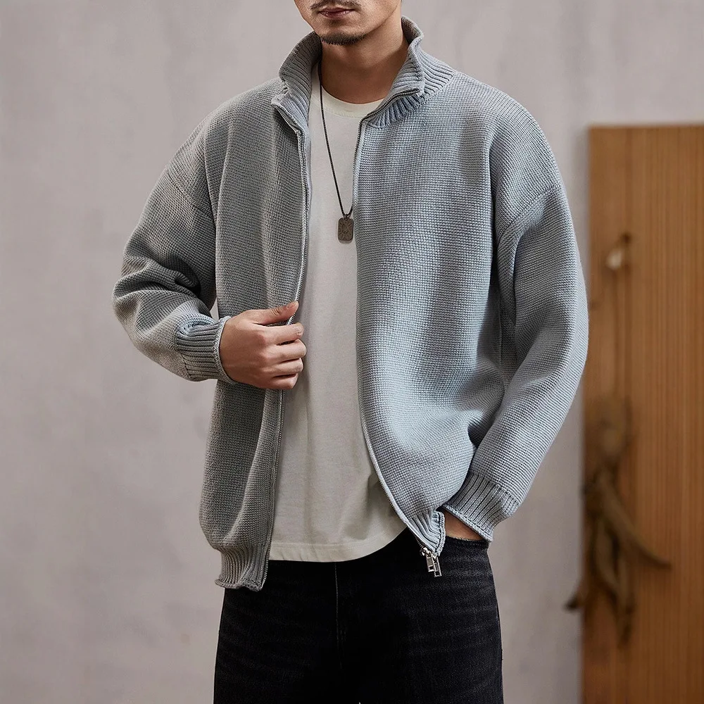 2025 Suéter cardigã versátil da moda para homens no outono, preguiçoso e luxuoso, suéter de malha com gola elástica larga