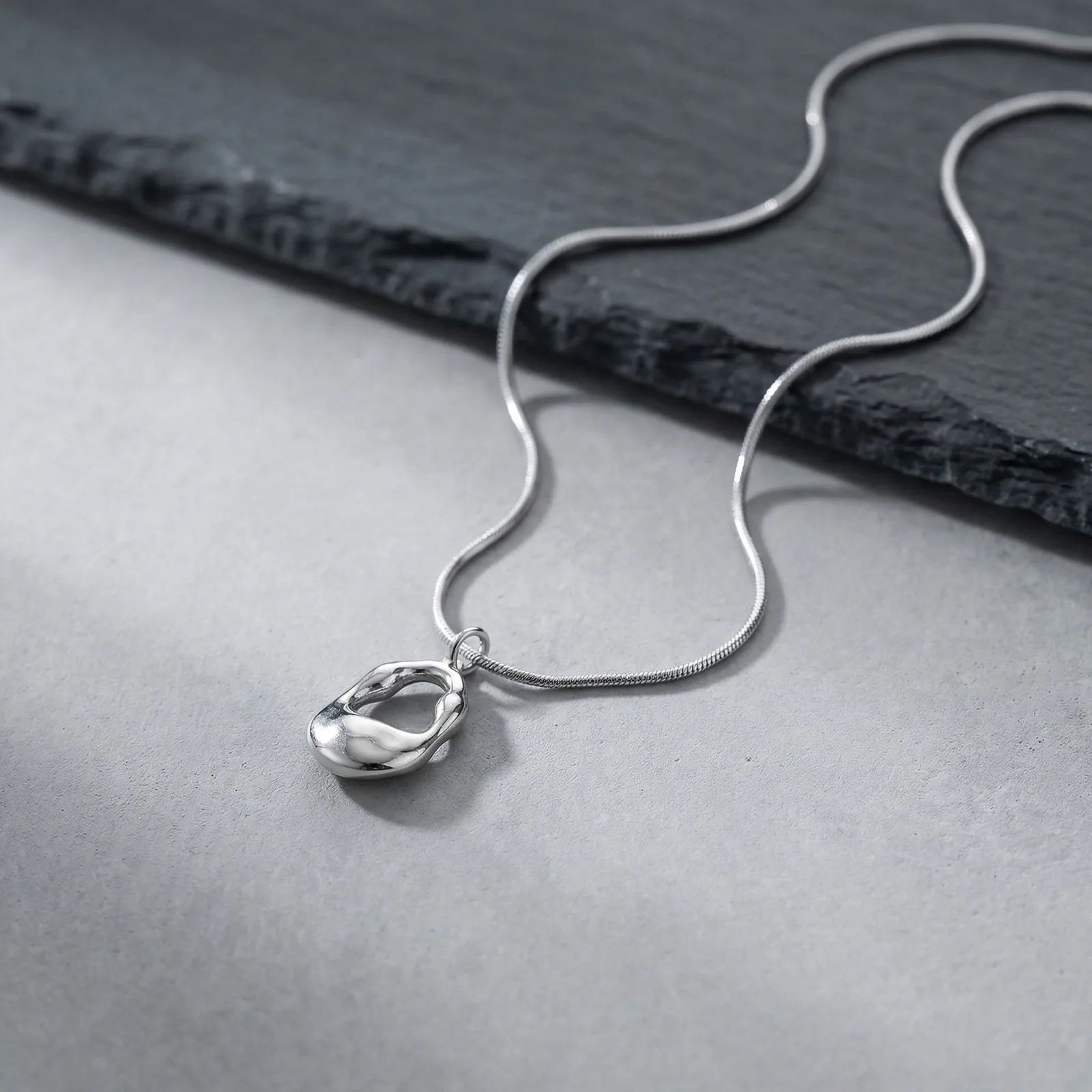 Modische Exquisite Hohle Unregelmäßige Wassertropfen-Anhänger Edelstahl-Halskette für Frauen Luxuriöser Wasserfester Schmuck für Party und Alltag – Detail 8