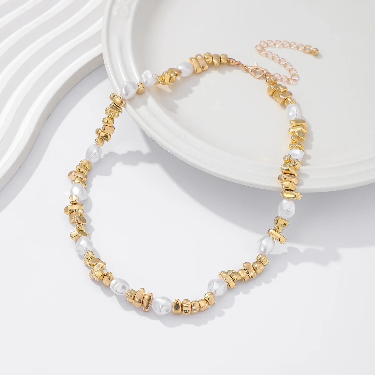 الرجعية على شكل تقليد اللؤلؤ المنسوجة الترقوة قلادة 2025 المرأة بسيطة الذهب اللون الحلو فتاة موضة مجوهرات عيد ميلاد