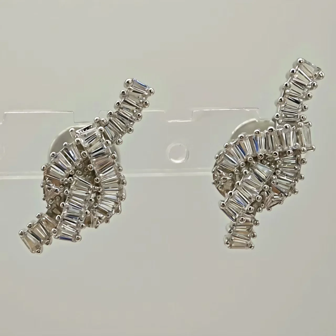 

Unique personality knot knot temperament light luxury white crystal earrings