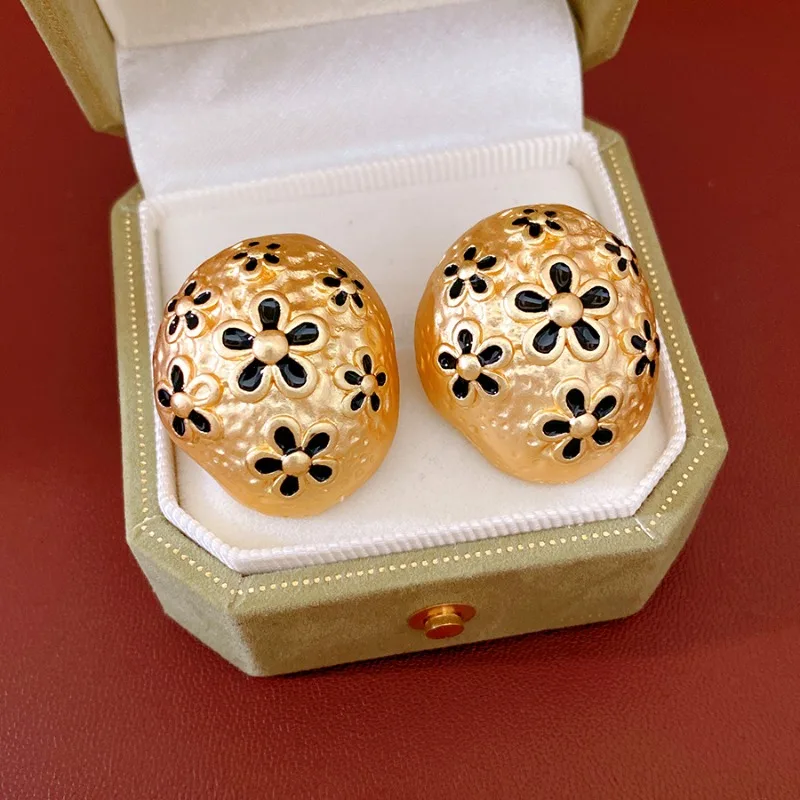 

2026 Vintage Hammered Gold Stud Earrings Black Enamel Flower Earrings Retro Elegant Jewelry for Women