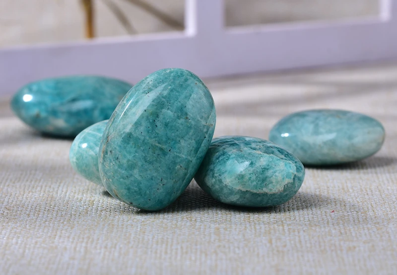 100g Natural Crystal Amazonite Palm Stone Light Green Hand-Held Crystal Gemstone Raw Stone for Home Decor and Aquarium Accessory