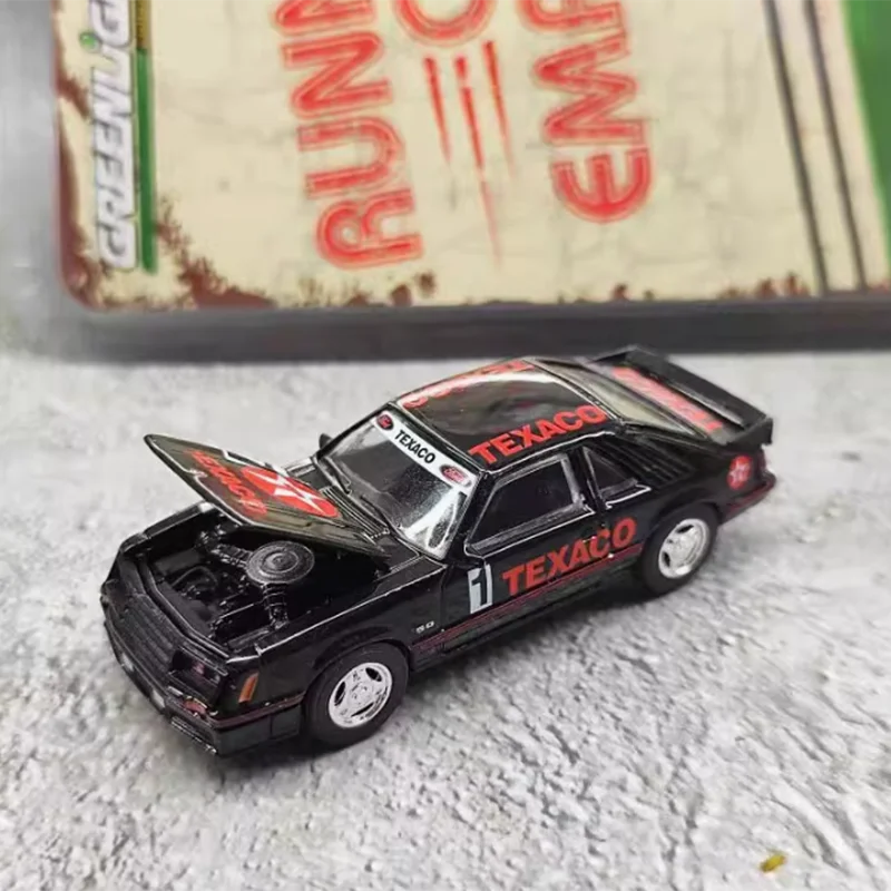 

GreenLight масштаб 1:64, 1982 г., MUSTANG GT, имитация сплава, игрушечная модель автомобиля, статическое украшение, коллекционный подарок