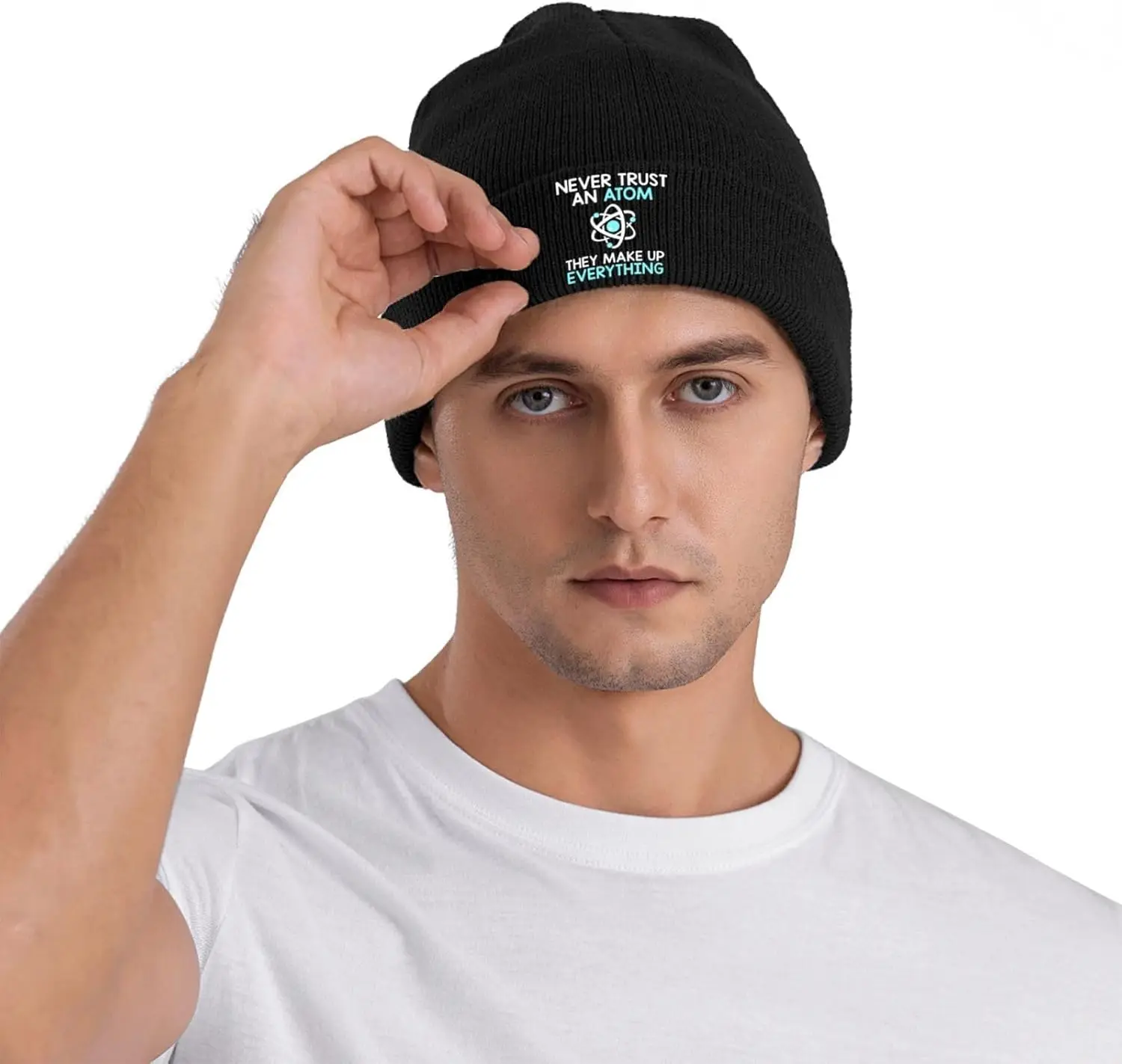 Czapka beanie z napisem: Nigdy nie ufaj atomowi, oni składają całą rzeczywistość. Męska, luźna, dzianinowa czapka typu skull cap, czarna, ciepła, zimowa, narciarska.