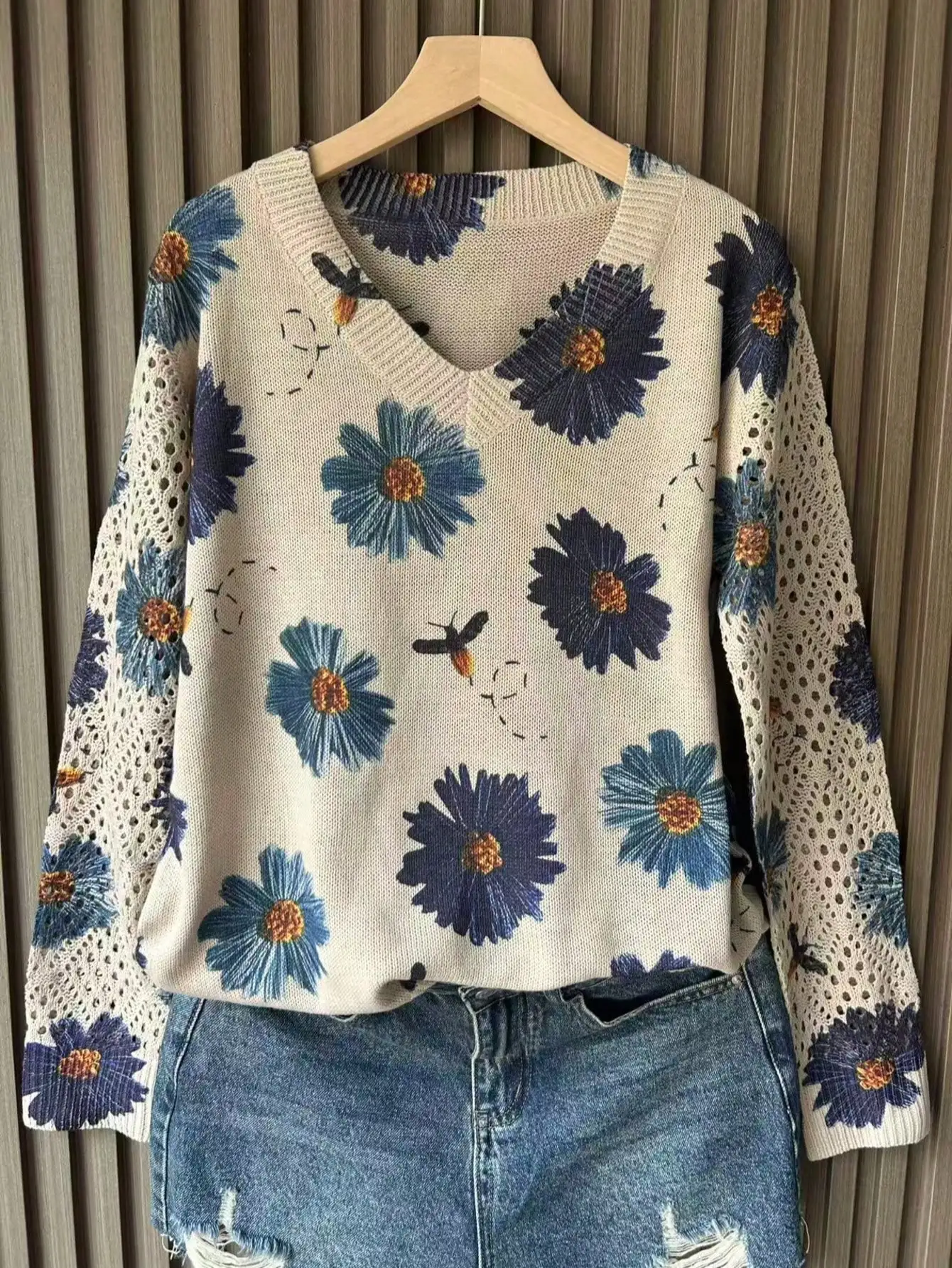

Женский свободный вязаный свитер с V-образным вырезом, цветочным принтом и ажурными рукавами