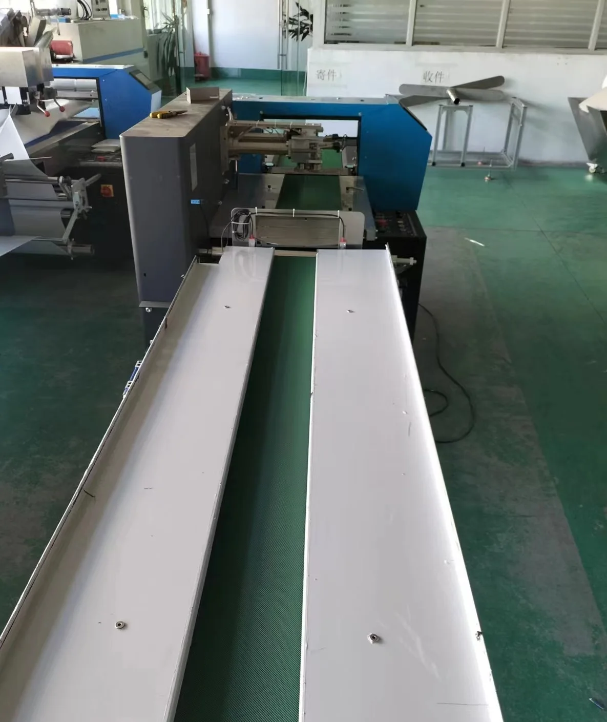 Fully automatic pillow packaging machine, multi-functional, bread, fruit and vegetable snacks noodles mask