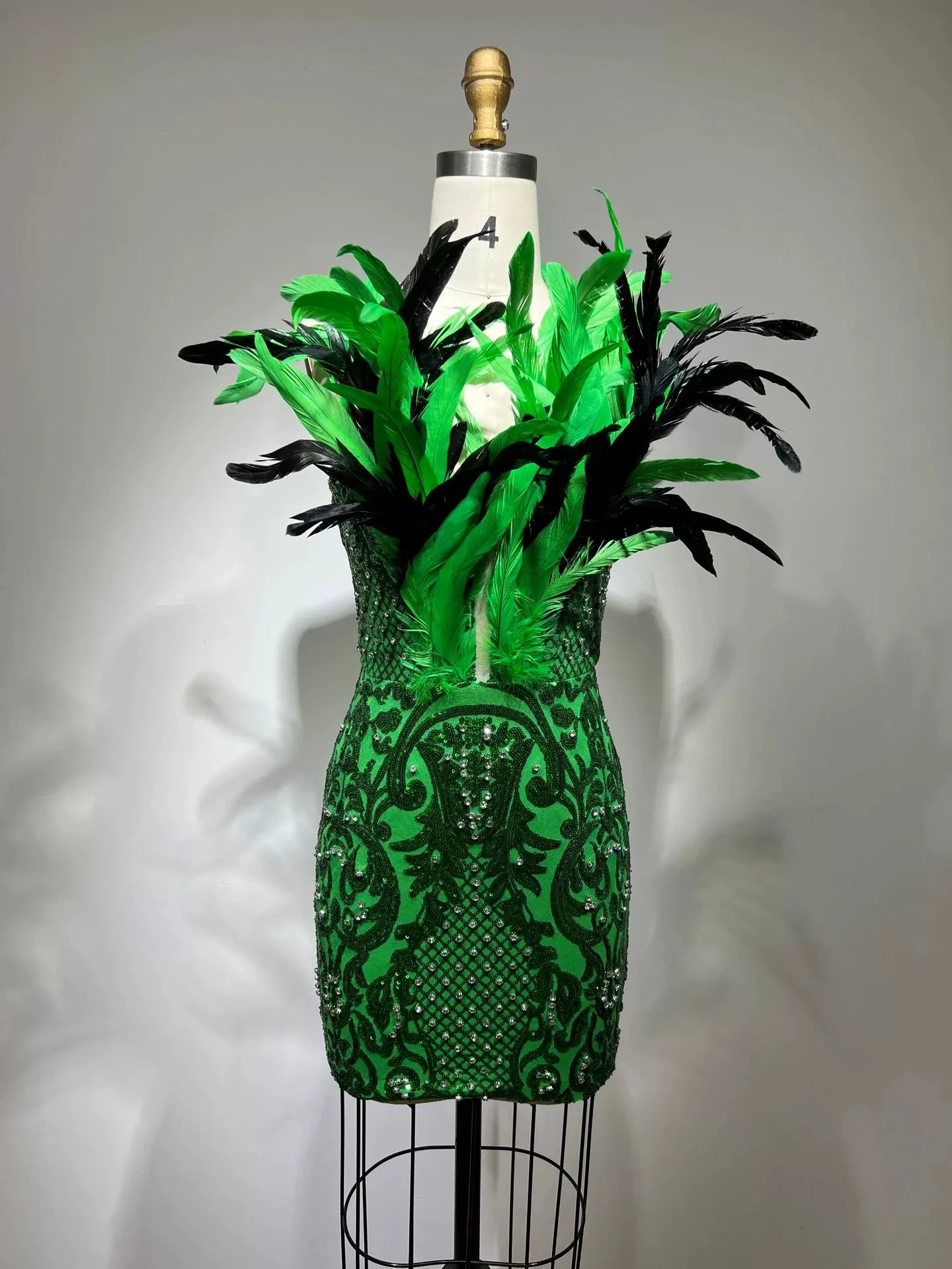 الراقية ضوء العلامة التجارية الفاخرة أزياء المرأة العميق الخامس الرقبة ريشة الماس صديرية دائرية ضمادة فستان سهرة-GZXX1266