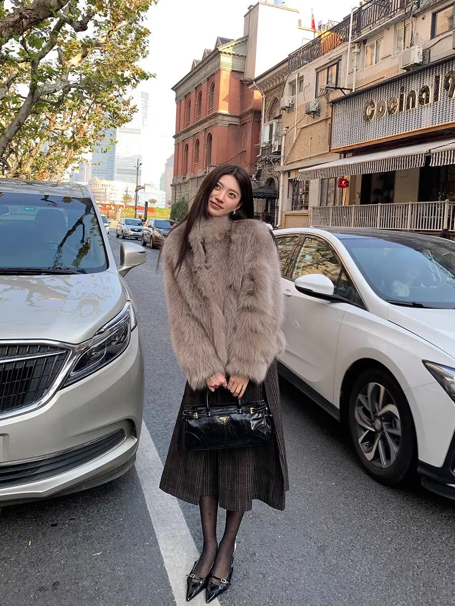 Eco-Friendly  Fur Coat Women's ort Stand Collar Young Sle Inteated Skin And Fur Warmth And Sle Winter 2025