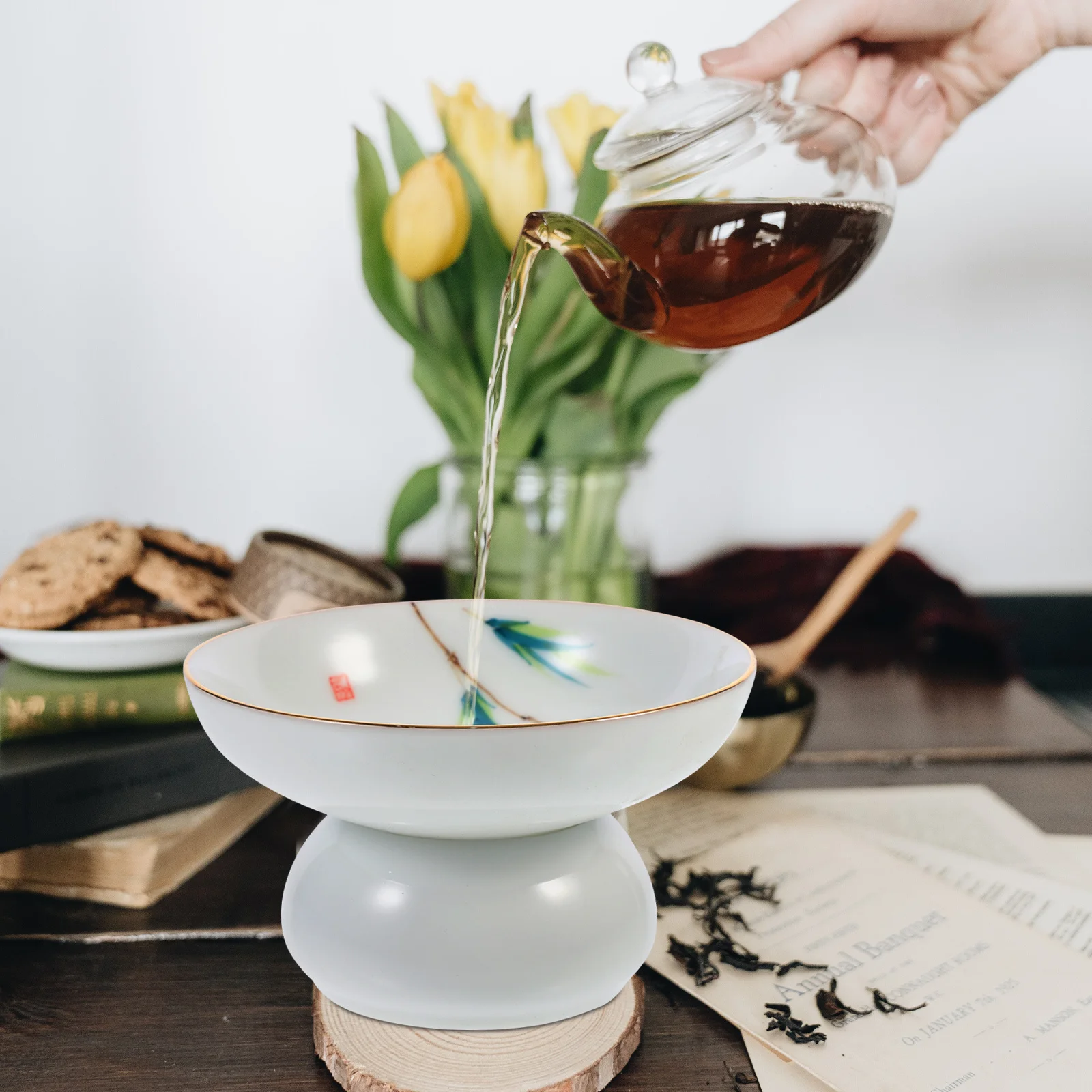 

Classic Design Ceramic Tea Strainer with Holder Efficiently Removes Tea Dregs Suitable for Home and Office Decor Use