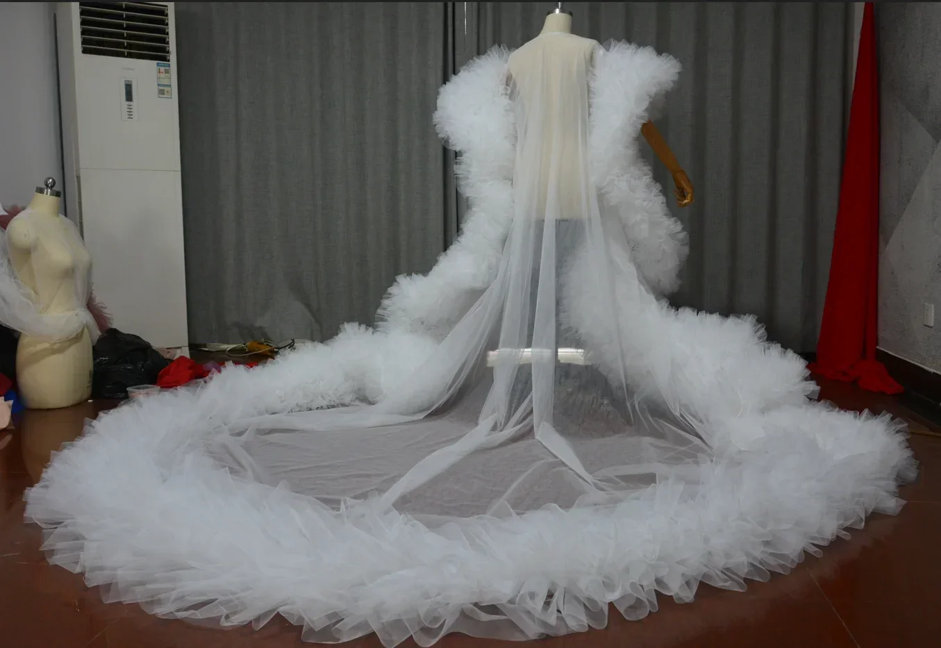 Abito da giacca lungo completo di lusso con volant Mantello in tulle Cappotto da sposa Abbigliamento da sposa Cappotto da palcoscenico di moda Abito da ballo personalizzato personalizzato