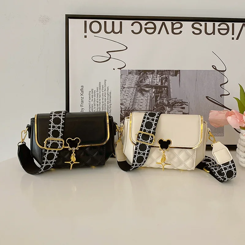 

2025 Новинка! Женская маленькая квадратная сумка-мессенджер премиум-класса — модный широкий плечевой ремень, универсальный темперамент