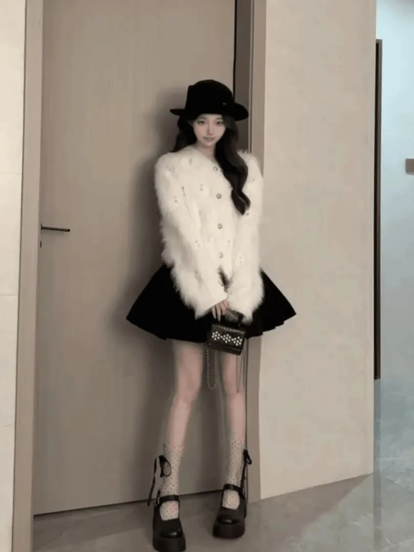 Damski kardigan z perełkowymi guzikami, biały, puszysty, rozpinany, wyszczuplający sweter, kurtka zimowa 2025, luźny krój, idealny na co dzień i do pracy.