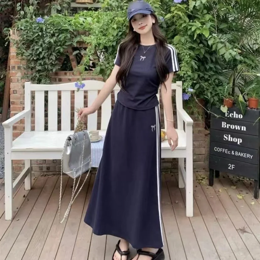 Koreaans Oversized Ontwerp Met Een Strik En Gestreept Kort T-Shirt Voor Vrouwen. Zomer Set Met Hoge Taille En Sportieve Halve Rok Voor Dames