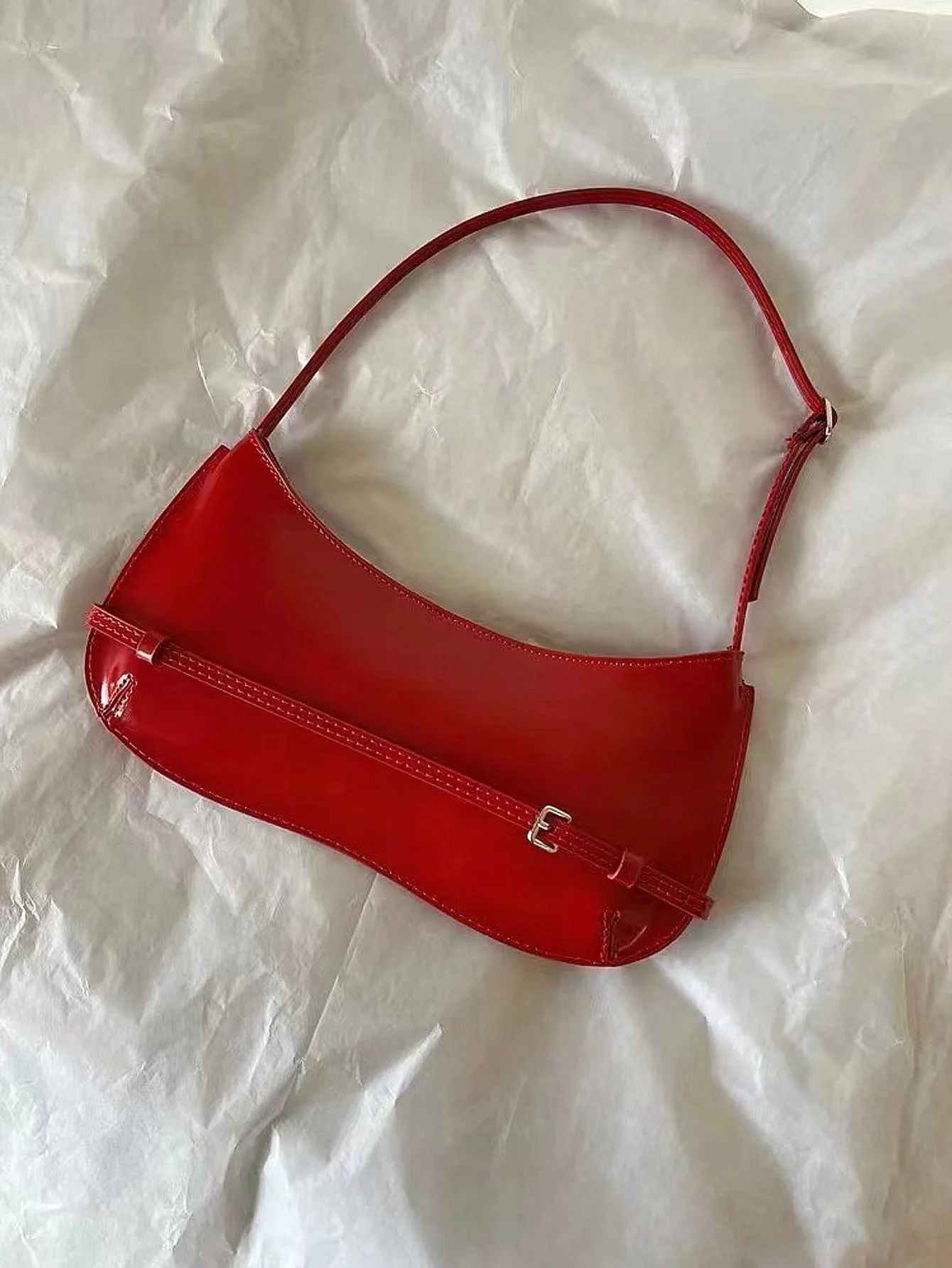 Underarm bag for women\'s 2024 summer new niche design with a touch of patent leather, one shoulder crescent shaped red bag