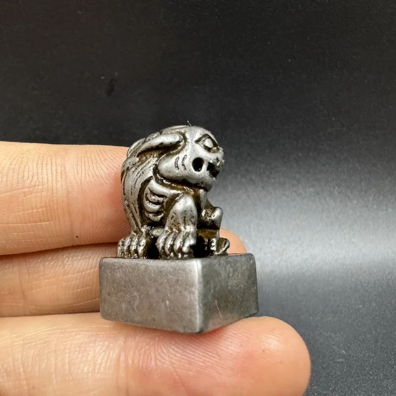 Antique-style lion-knocked iron with engraved characters, book collection , calligraphy and painting seal, signature se