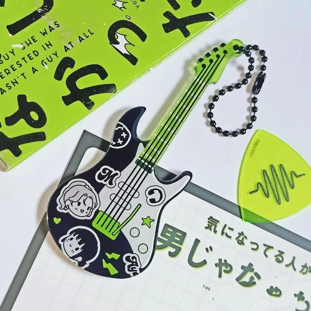 新商品、気になる人は異性のギターペンダント、アクリルアクセサリー、手作りキーホルダー