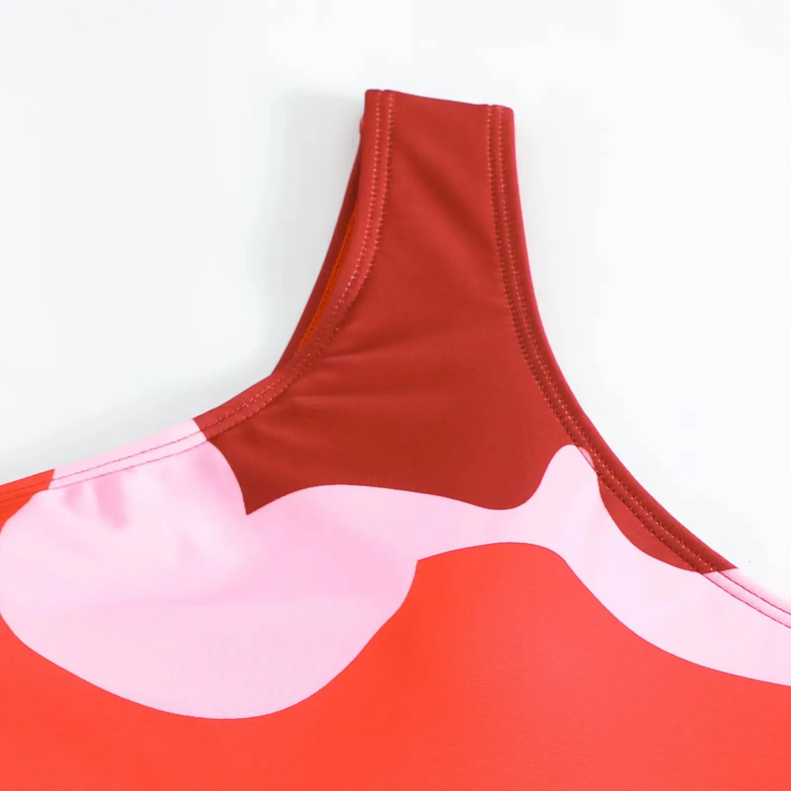 بدلة سباحة جديدة من قطعة واحدة لعام 2025 بيكيني نسائي بدلة تنورة ملفوفة بكتف واحد مثيرة للشاطئ تجمع بطن محافظ ورقيق