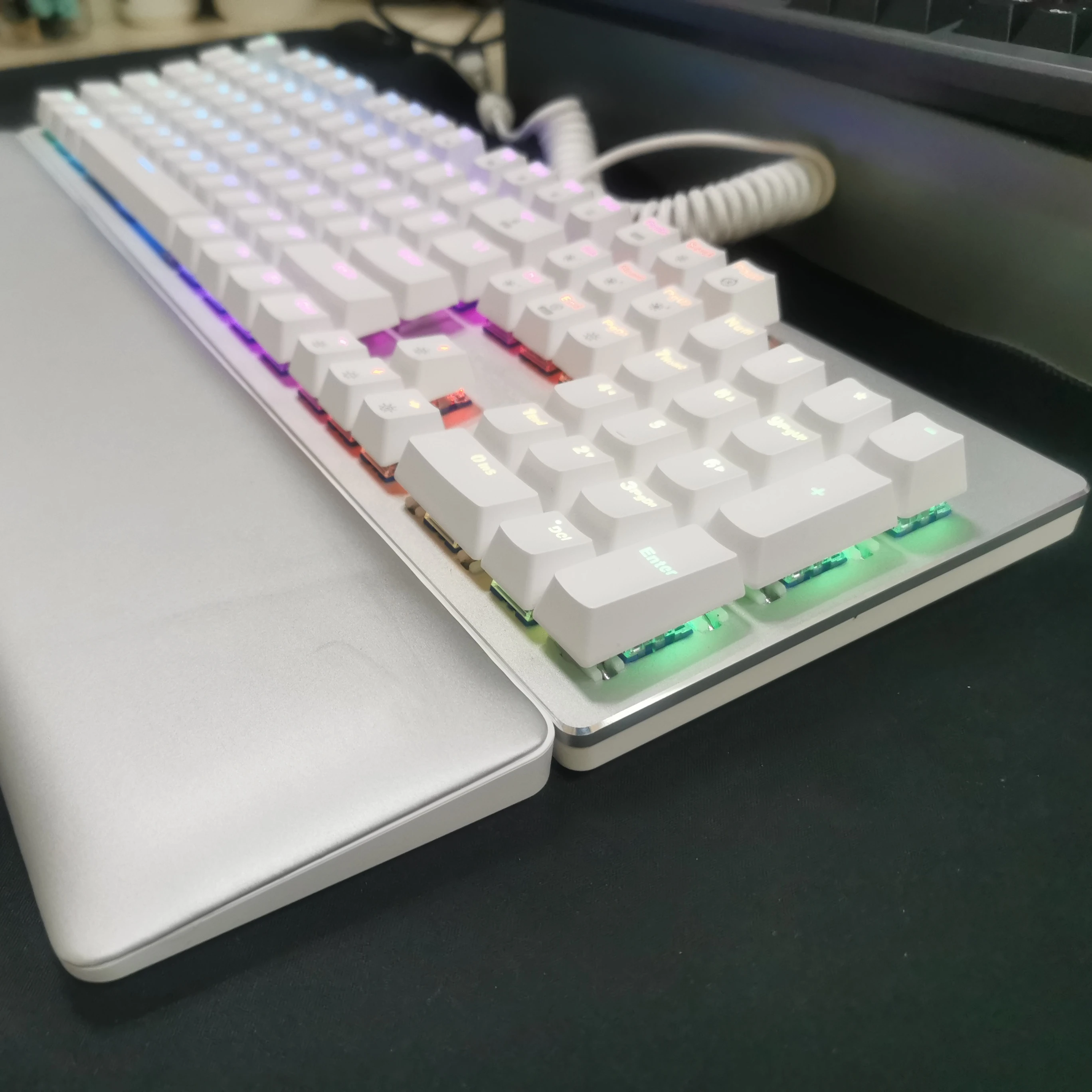 

LED Backlight RGB Mechanical Keyboard 104 Keycaps Typewriter Keyboard Gaming