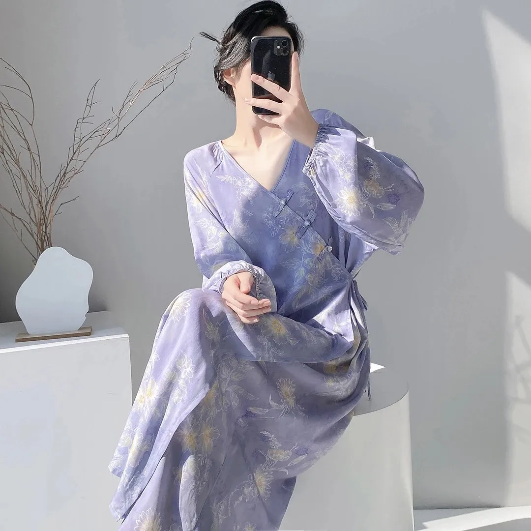Sommer Damen Pyjama-Kleid mit Blumenmuster, Langarm-Schlafanzug, Wickelkleid in Flieder-Lila, Nachthemd mit Transparenten Seitenschlitzen, Maxi-Länge