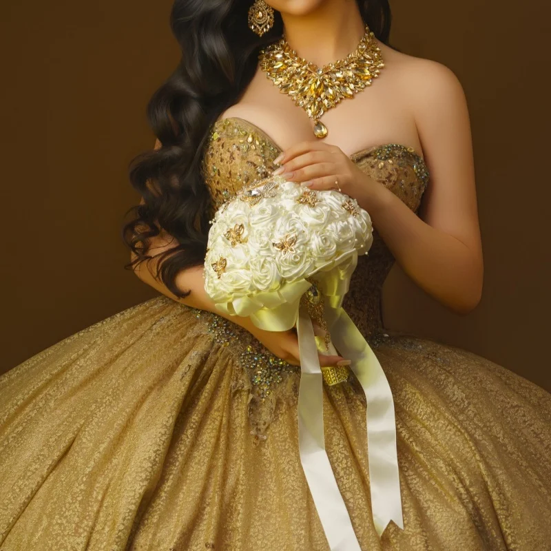 

Блестящее золотое платье для церемонии Quinceanera с открытыми плечами, украшенное кристаллами и длинным шлейфом, платье для 15-летия. ﻿ Индивидуальный заказ
