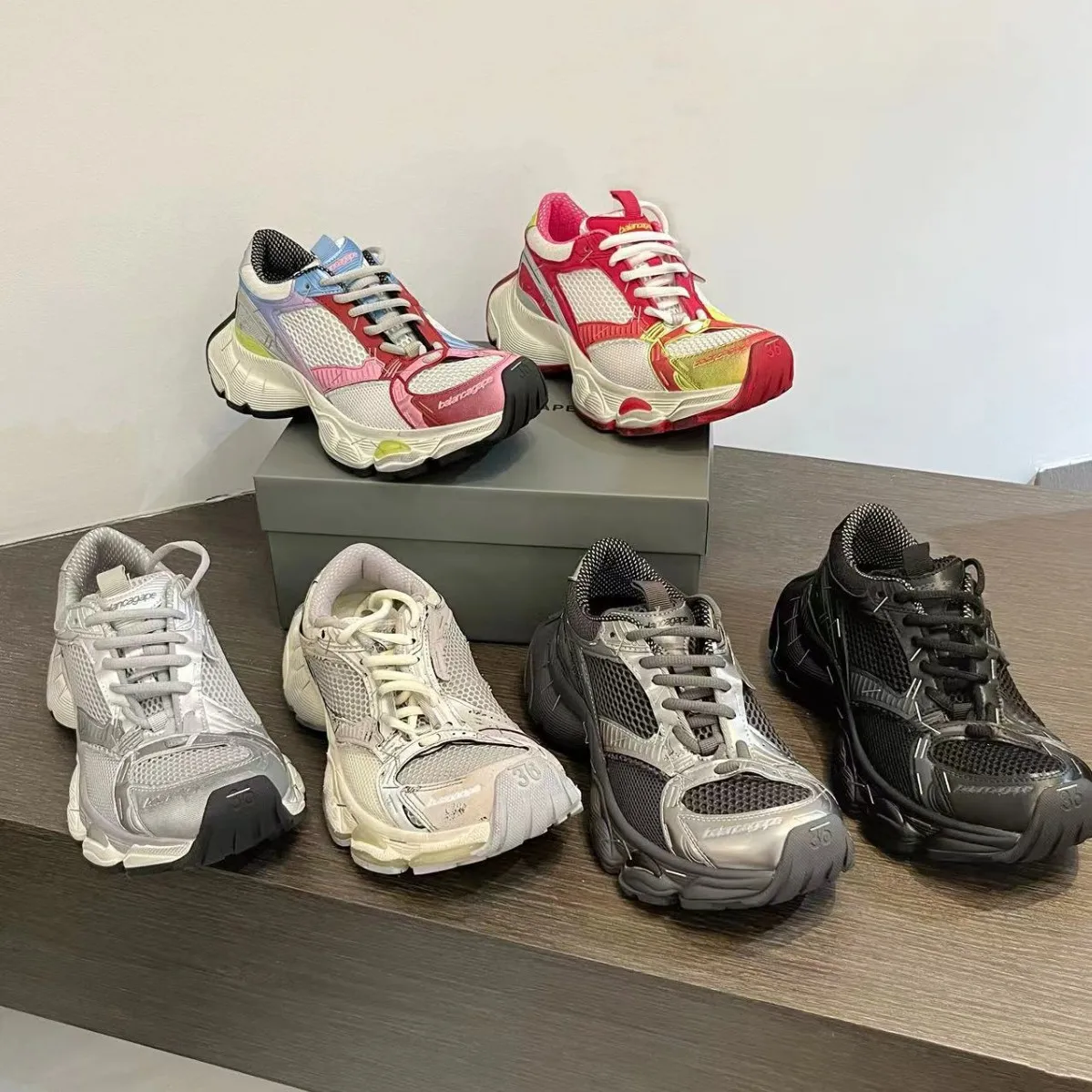 

Мужская или женская спортивная обувь в сетку в стиле ретро. Удобная и дышащая парная обувь для папы. Повседневная обувь, увеличивающая рост на толстой подошве.