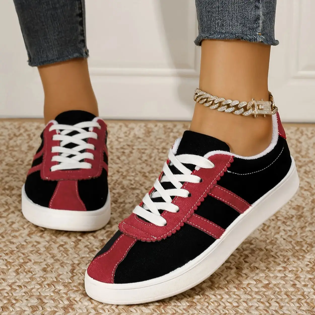 Chaussures de sport basses décontractées pour étudiants à la mode rouge et noir pour début de la saison scolaire, chaussures de marche et de course polyvalentes à lacets pour étudiants, chaussures pour femmes respirantes à bout rond à une jambe