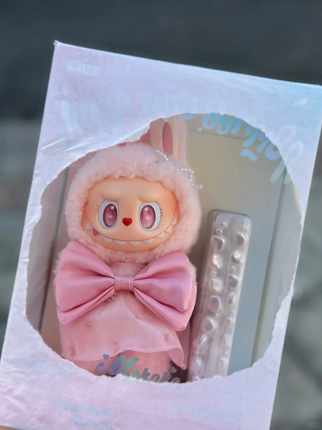 

POP MART Оригинальная серия MOKOKO Jump Into Summer: коллекционная фигурка-сюрприз. Красивая и очаровательная игрушка, достойная коллекционирования, отличный подарок.