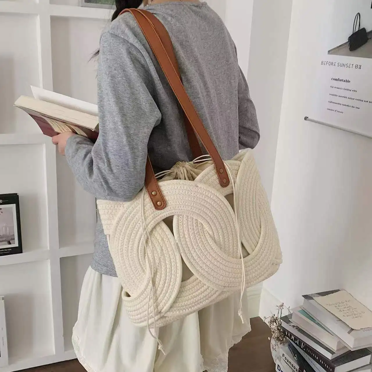 2026 Summer fashion outdoor high appearance level women's bag versatile bright and large capacity shoulder bag