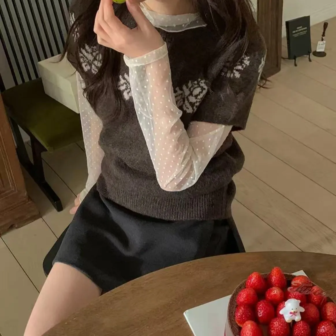 เสื้อสตรีสไตล์เกาหลี ลายจุด แขนยาว ผ้าลูกไม้ คอสูง ทรงเข้ารูป ช่วยพรางหุ่น ใส่เป็นเสื้อตัวในได้