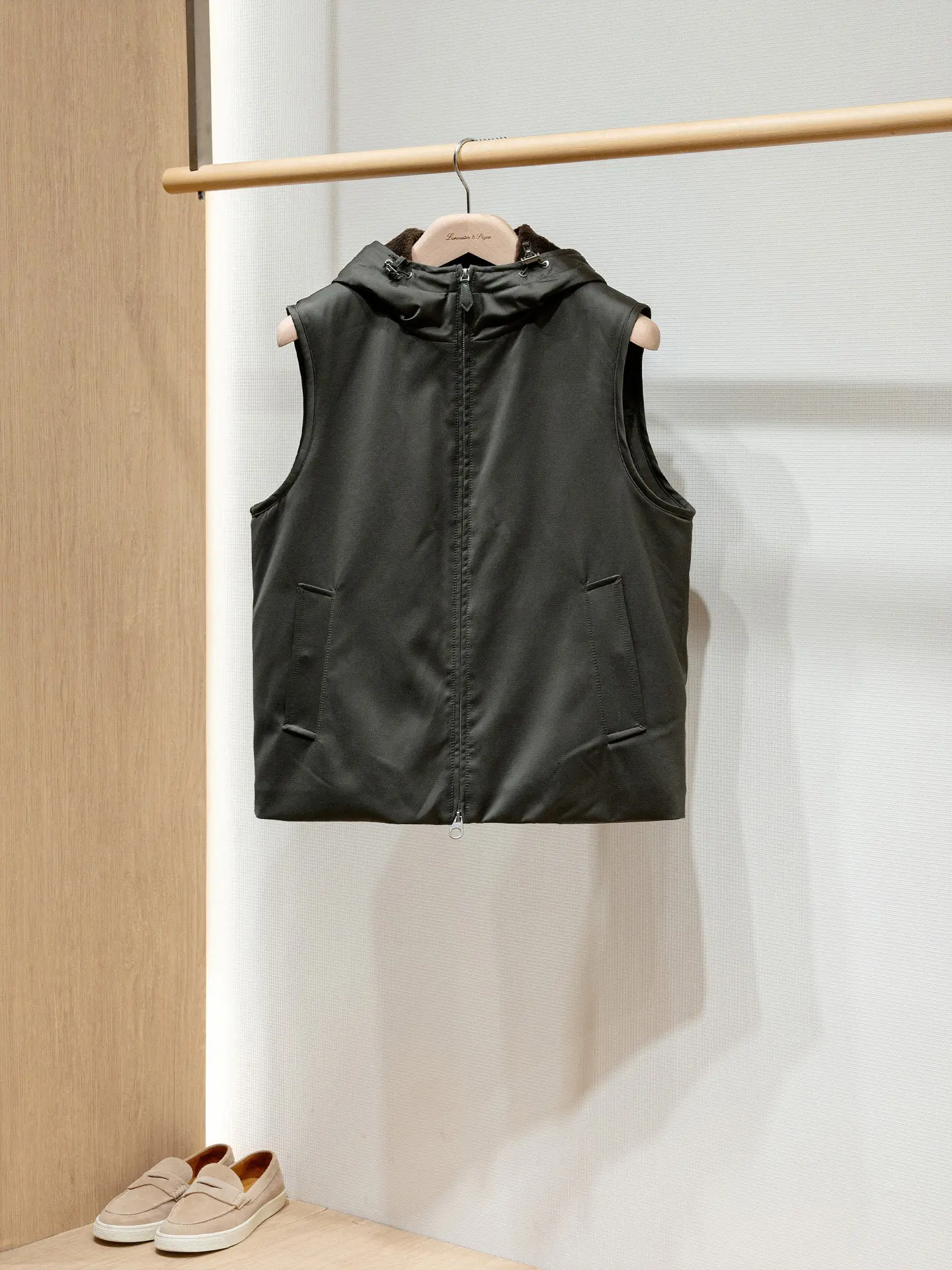 Worsted wool three-proof fabric, lamb wool thermal hooded vest jacket inside