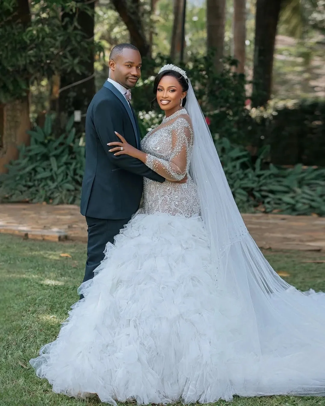 Abito da sposa a sirena taglie forti personalizzato Abiti da sposa per la sposa Sheer Illusion maniche lunghe con applicazioni di perline e pizzo