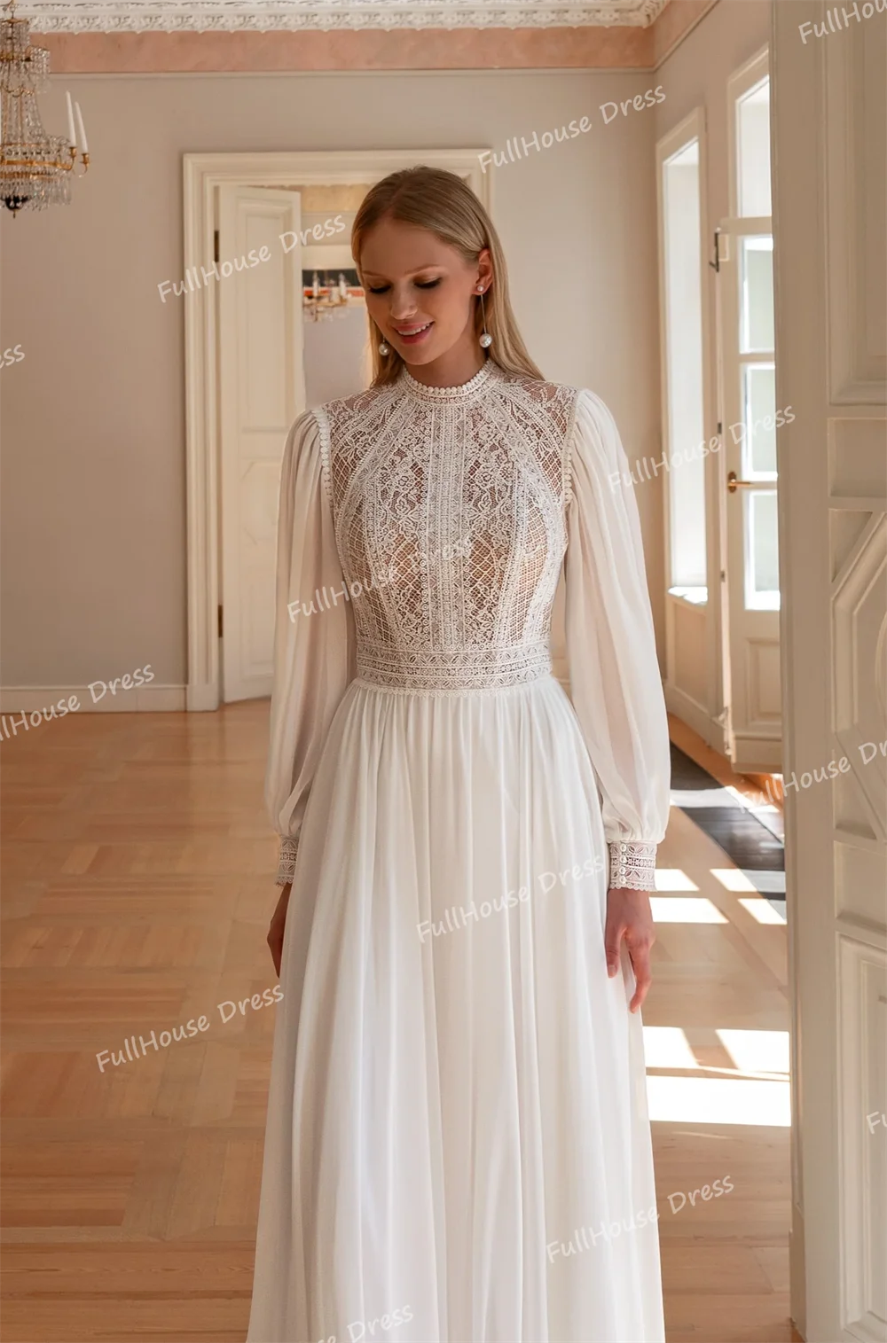 Op maat gemaakte Boheemse A-lijn trouwjurk met O-hals en kant, geplooide vloeiende bruidsjurk met open rug en sweepsleep