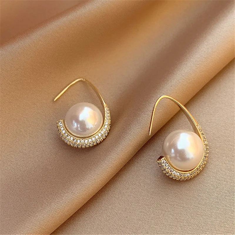Light luxury style earrings, personalized niche high-end leaf diamond-encrusted earrings, trendy Korean style, elegant pearl ear