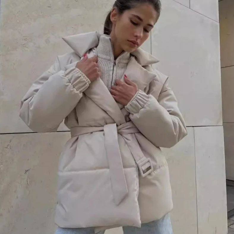 سترة نسائية شتوية دافئة من القطن بقصة ضيقة مع قلنسوة وأكمام طويلة مع ياقة واقفة وتصميم مربوط بالخصر ملابس خارجية غير رسمية