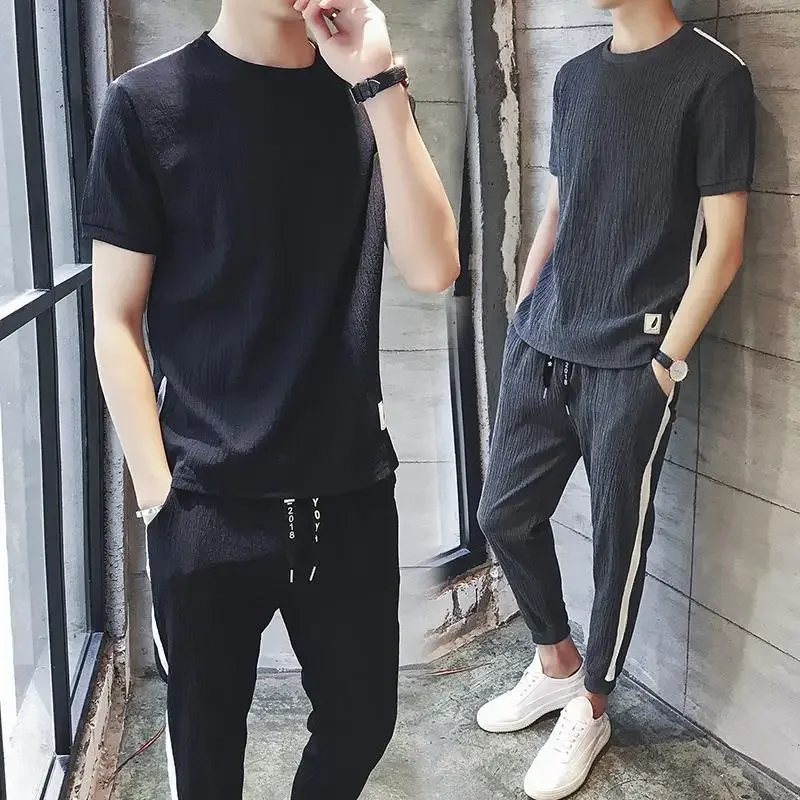 Tute sportive maglietta maschile nera pantaloni Set pantaloni da uomo oversize Set abiti nuovi in due pezzi abbinati stile coreano 2024 Tee