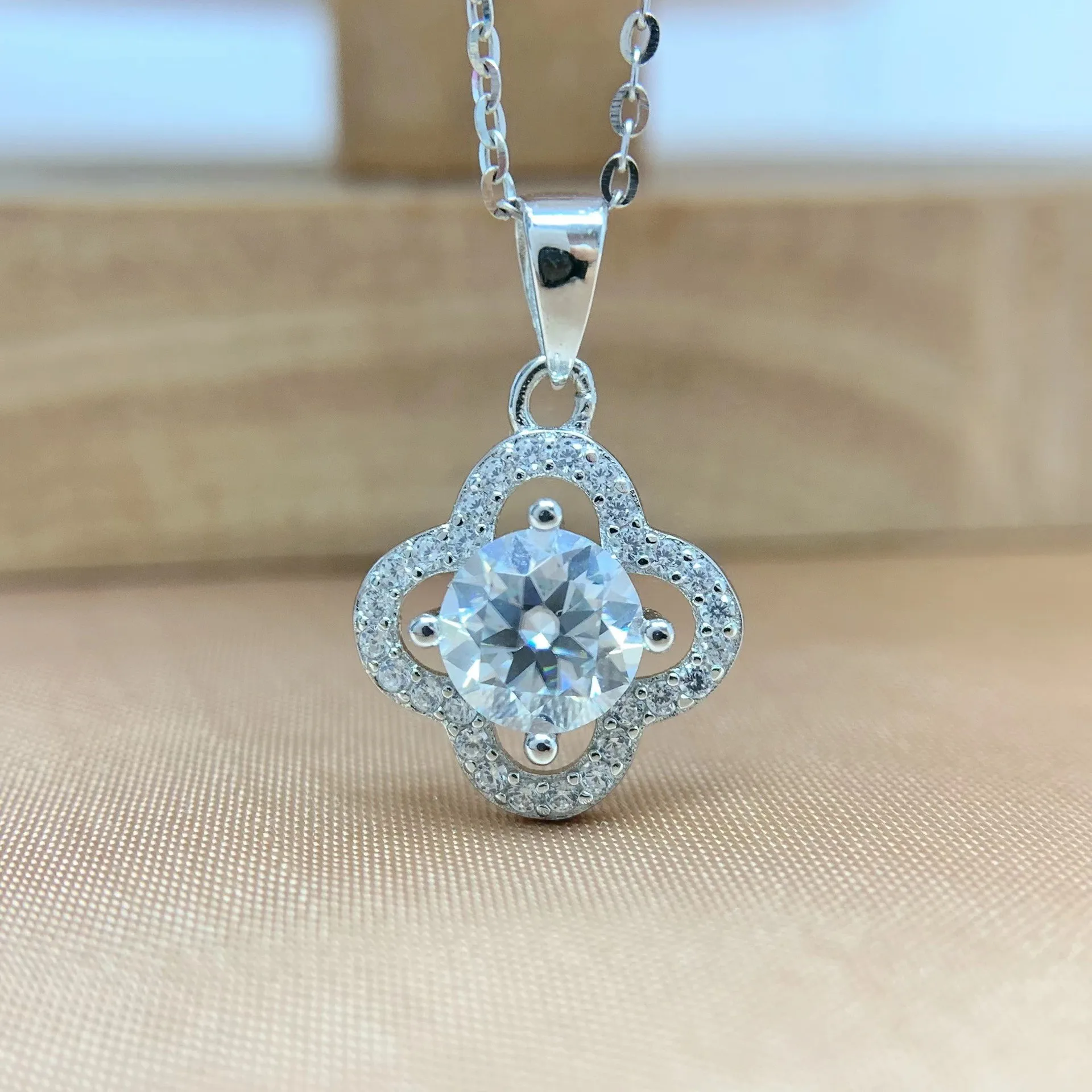 

Sun Flower Round 100% 925 Sterling Silver 1ct D Color Moissanite Pendant Necklace for Women Sparkliang Wedding Party Jewelry