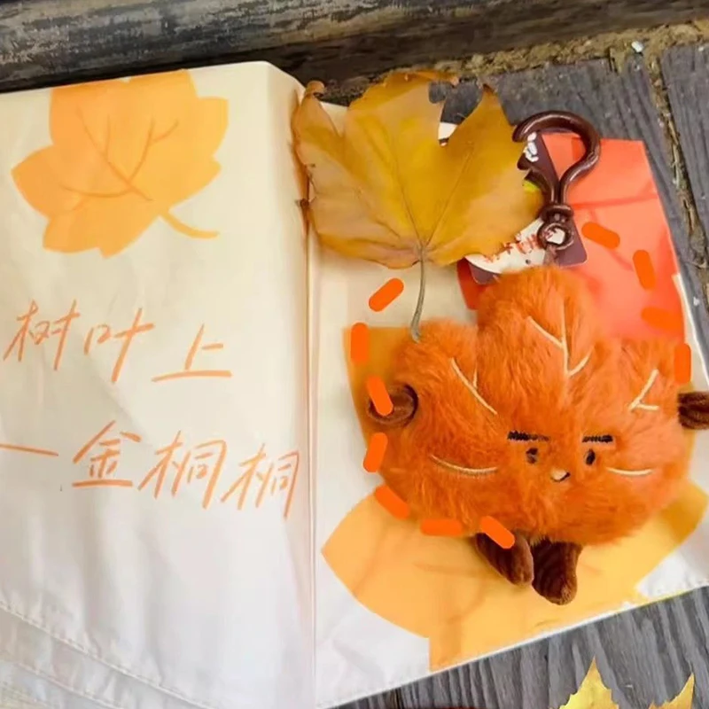 Simpatico portachiavi per auto in peluche morbido con foglia d'acero; Decorazione per borsa giocattolo per bambola di pezza