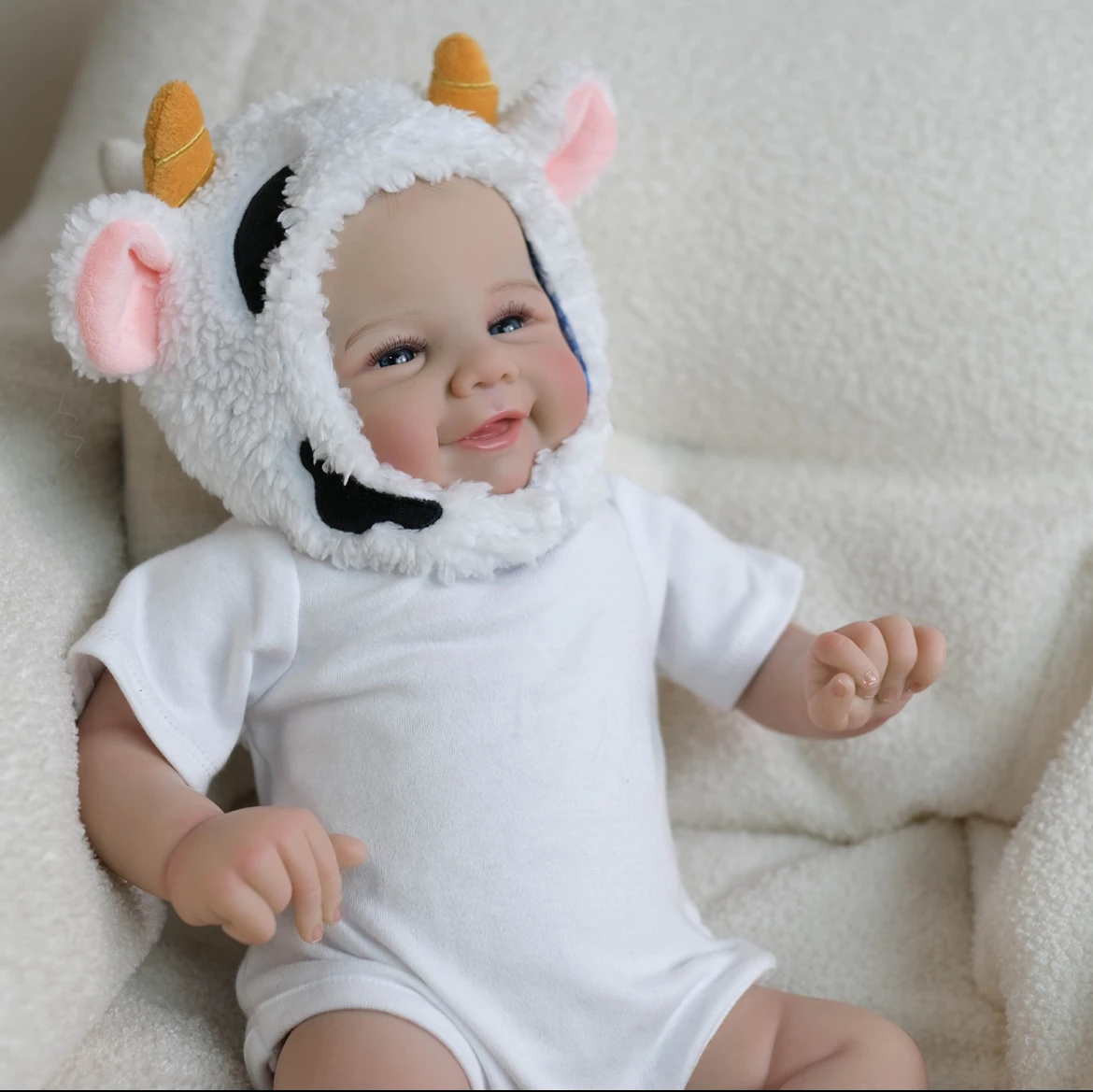 Affascinante bambola rinata da 19 pollici: simpatico cappello da mucca, morbida pelle in vinile, vene visibili dipinte a mano, simpatico compagno per bambini