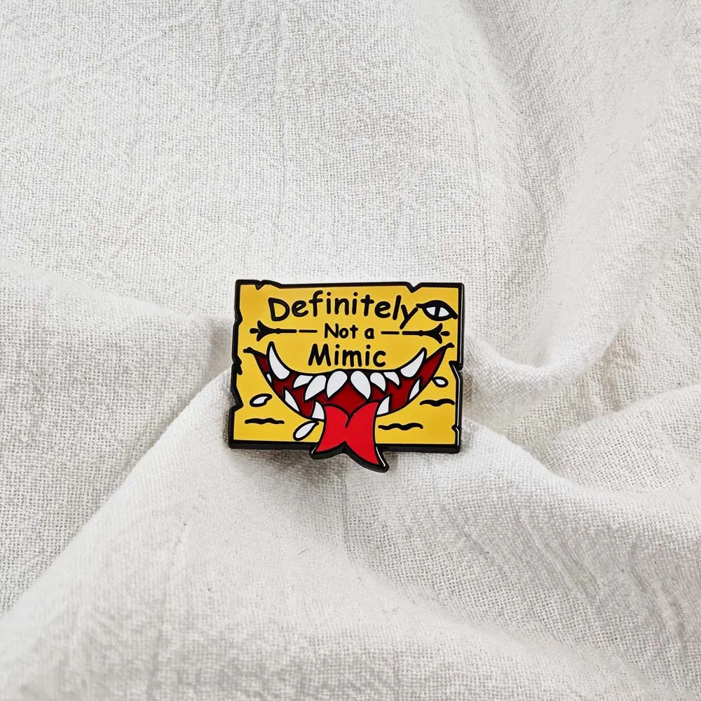 Auf keinen Fall eine Nachahmung Emaille-Pins Lustige DND-Würfelspiel-Broschen Monsterzähne Zunge Metall-Abzeichen Rucksack-Anstecknadel Geschenk – Detail 2
