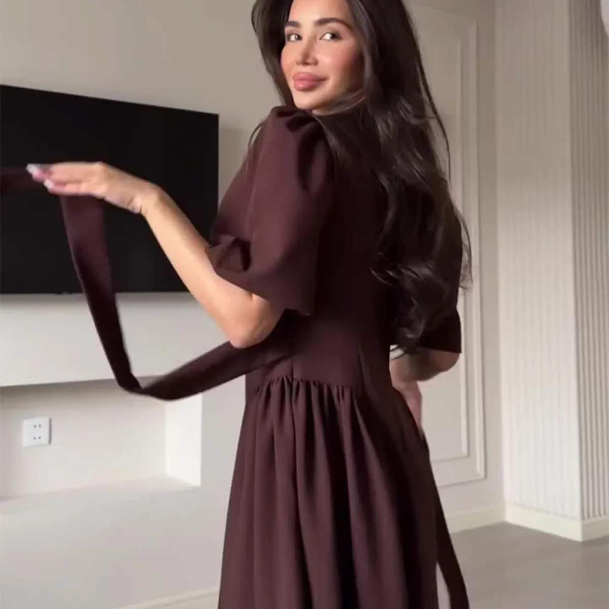 Nouveau style de robe pour femme de printemps de Dubaï au tempérament élégant. Il a une jupe longue à col rond et une jupe longue à grande balançoire