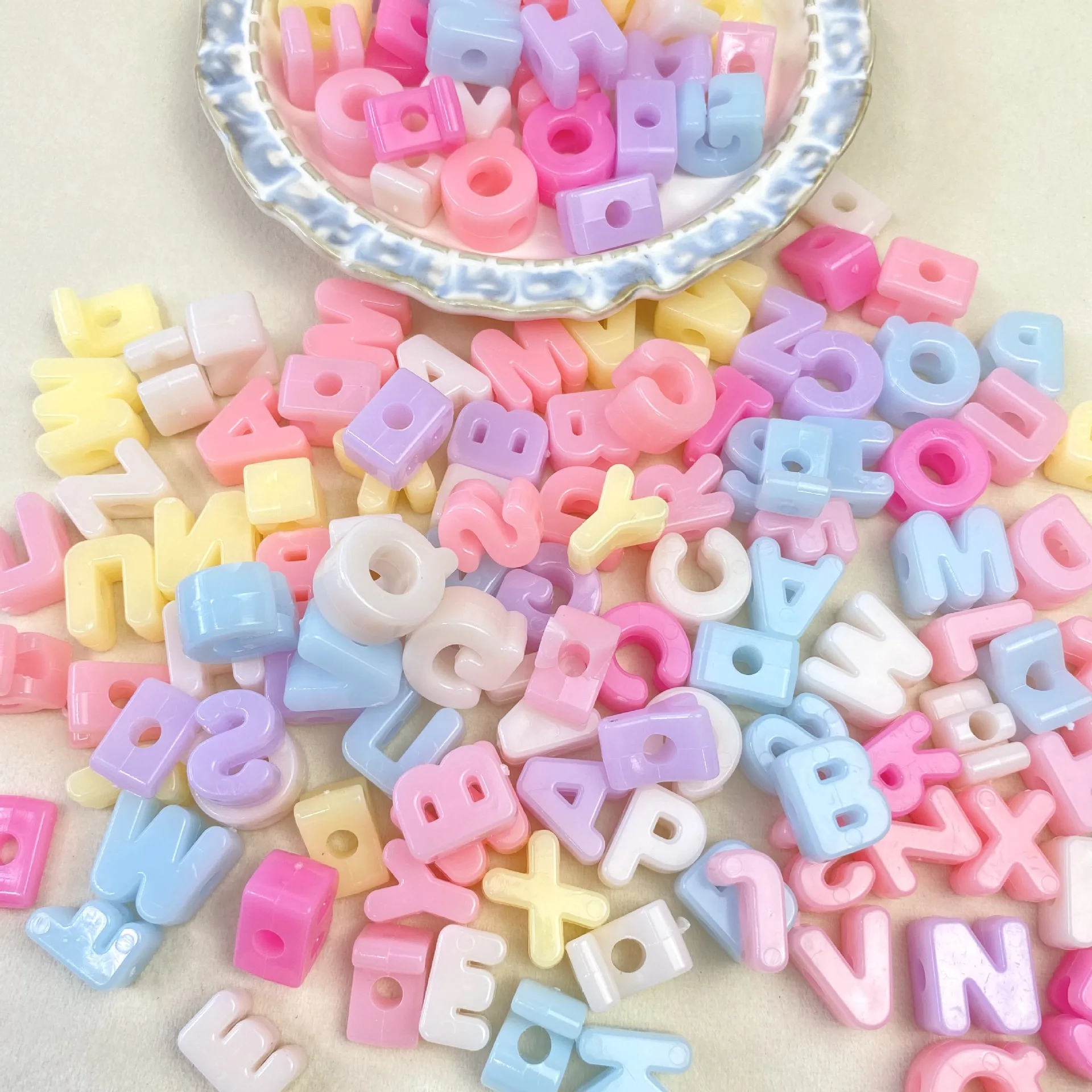 Kit DIY de Contas de Letras Acrílicas de 20mm em Cores Vibrantes, Contas de Alfabeto com Furo Grande para Fazer Joias, Trançados, Chaveiros e Decoração Artesanal