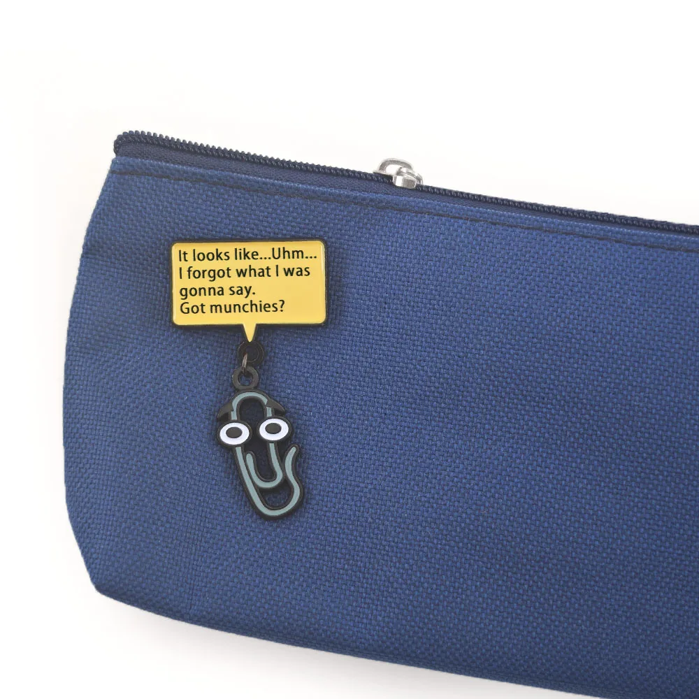 Lustiger Clippy Emaille-Pin Cartoon Büroklammer Metallbrosche Overthinking Meme Anstecknadel Niedliches Schmuckgeschenk für Freunde und Kollegen – Detail 15
