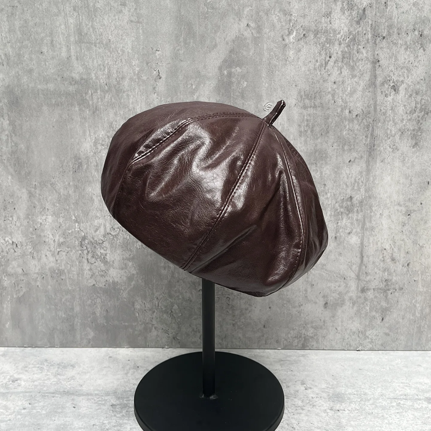 

Luxury PU COATING Soft Berets for Women 2025 Autumn Street Painter Cap Bone Feminino Patent Leather Octagonal Cap Chapeau Femme