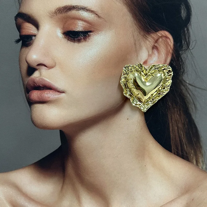 European and American minimalist fashion retro light luxury ruffled metal three-dimensional heart earrings, festive jewelry