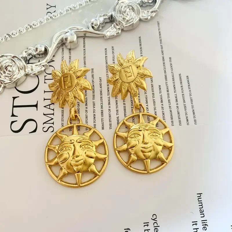 

Medieval fashion gold plated 925 silver needle earrings light luxury simple elegant high-grade jewelry ear clip