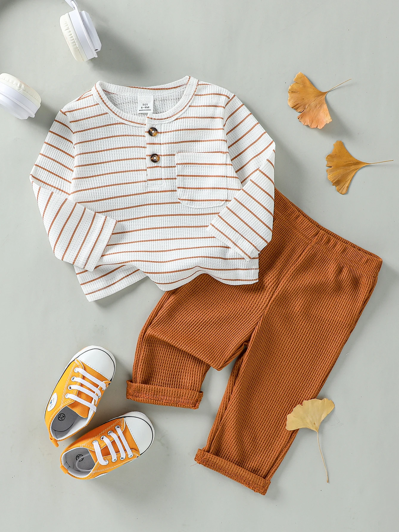 Unisex baby 2‑piece set, striped long‑sleeve top & solid‑color pants, soft fabric for daily wear.