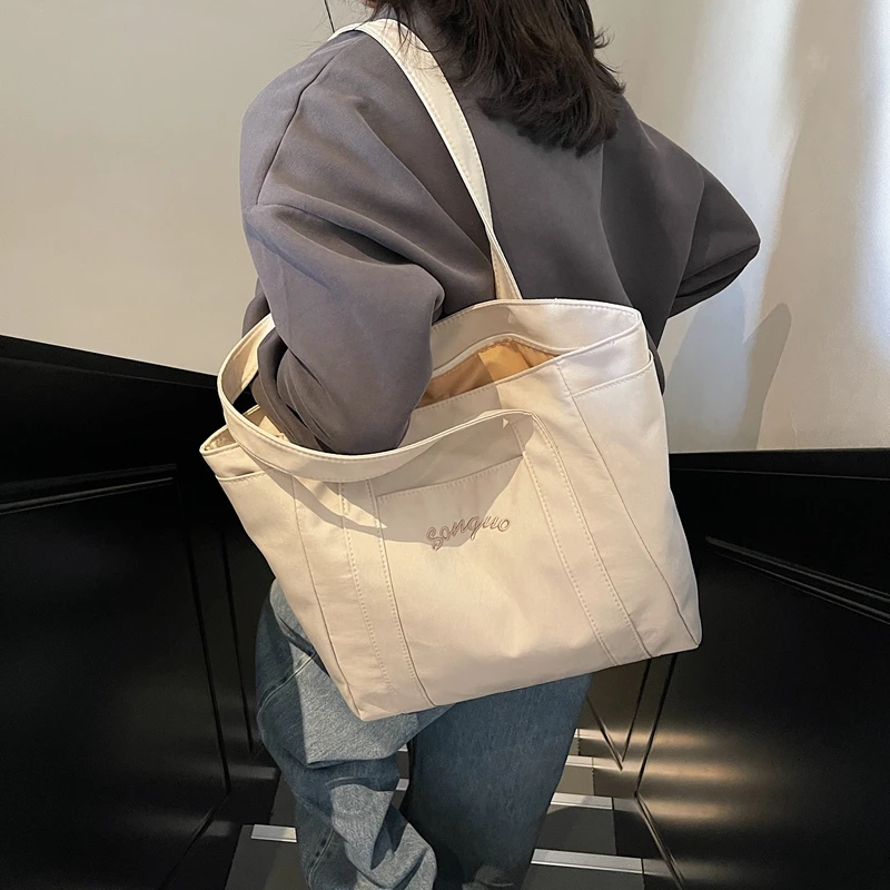 حقائب يد نسائية غير رسمية ذات سعة كبيرة ومتعددة الاستخدامات وسحاب موجز 2025 حقائب كتف جديدة عالية الجودة بلون واحد للتنقل