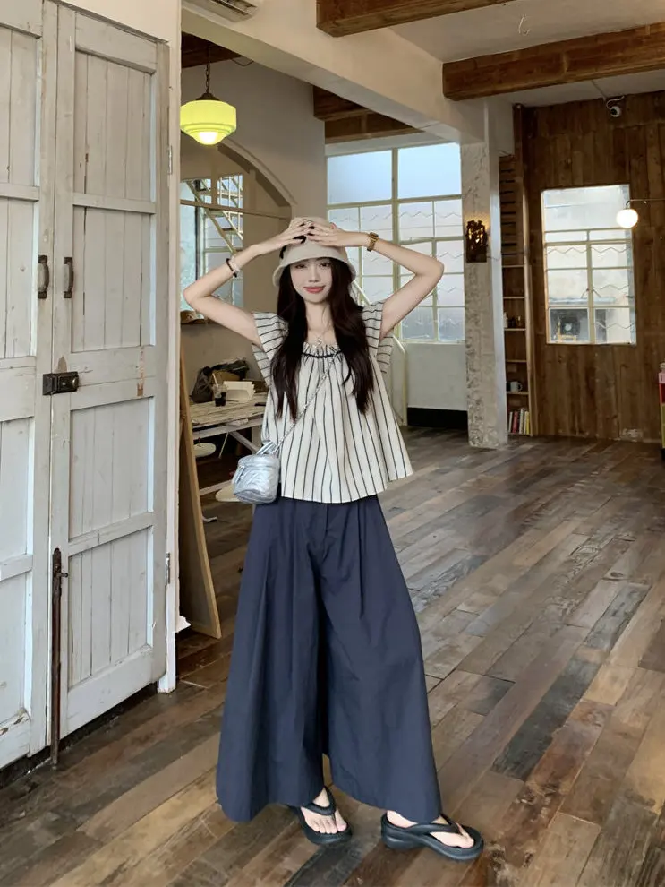 

Повседневный летний женский комплект из двух предметов: рубашка с коротким рукавом и брюки с высокой талией и широкими штанинами, в стиле колор-блок с полосками, свободный крой, комфортный